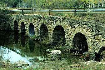 Schleichers Bridge.jpg (30323 bytes)